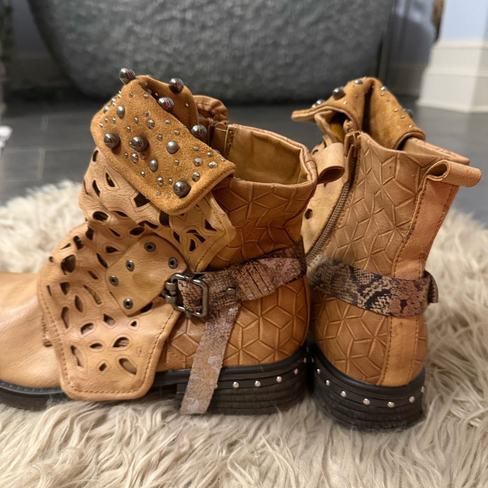 Stylish Tan Ankle Boots - Picture 10 of 10